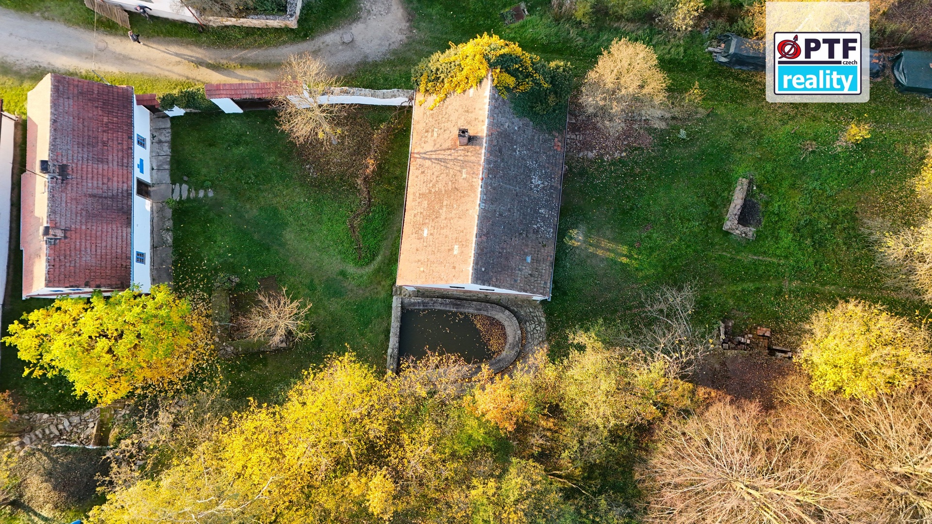 Letecký pohled na usedlost ze strany