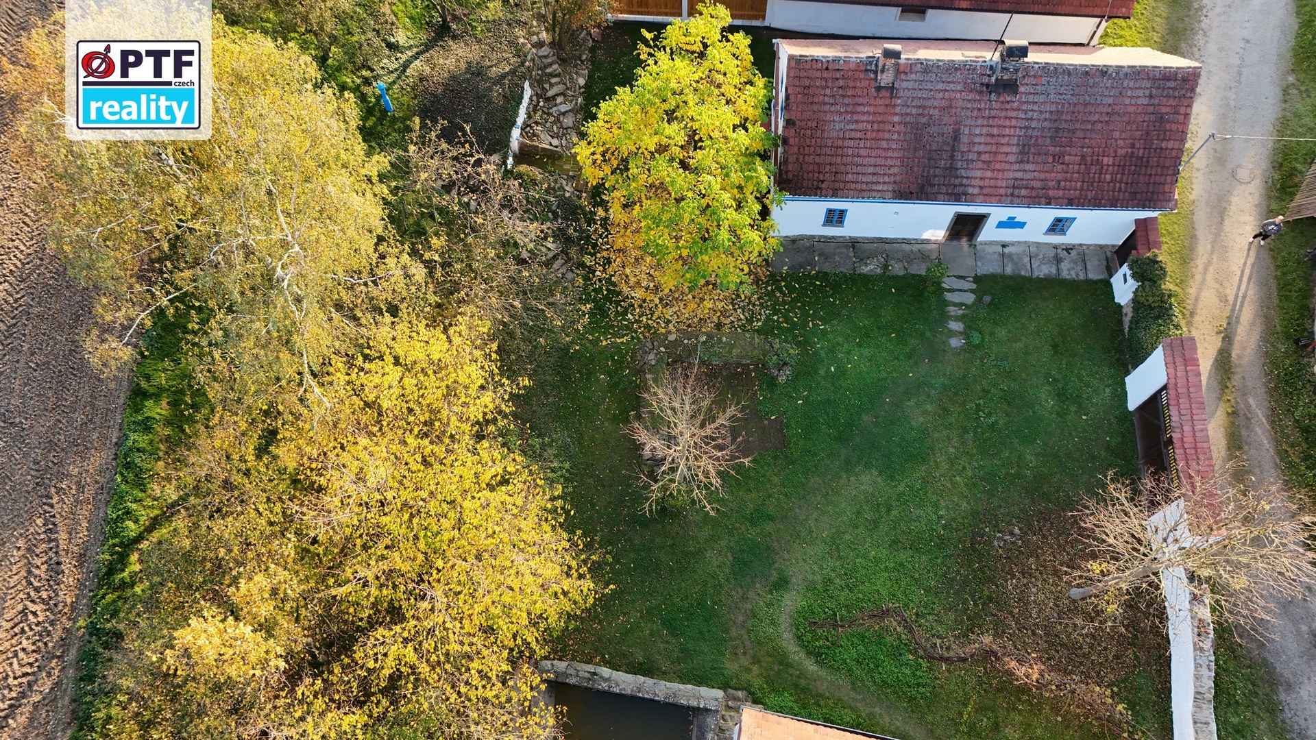 Letecký pohled na zadní část usedlosti
