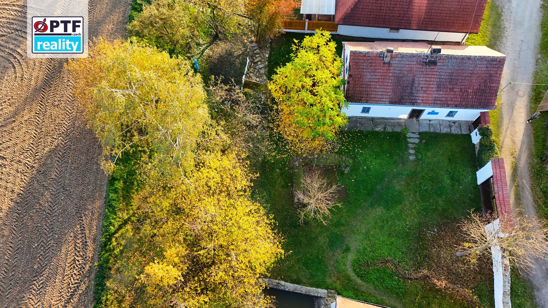 Letecký pohled na usedlost a pozemek