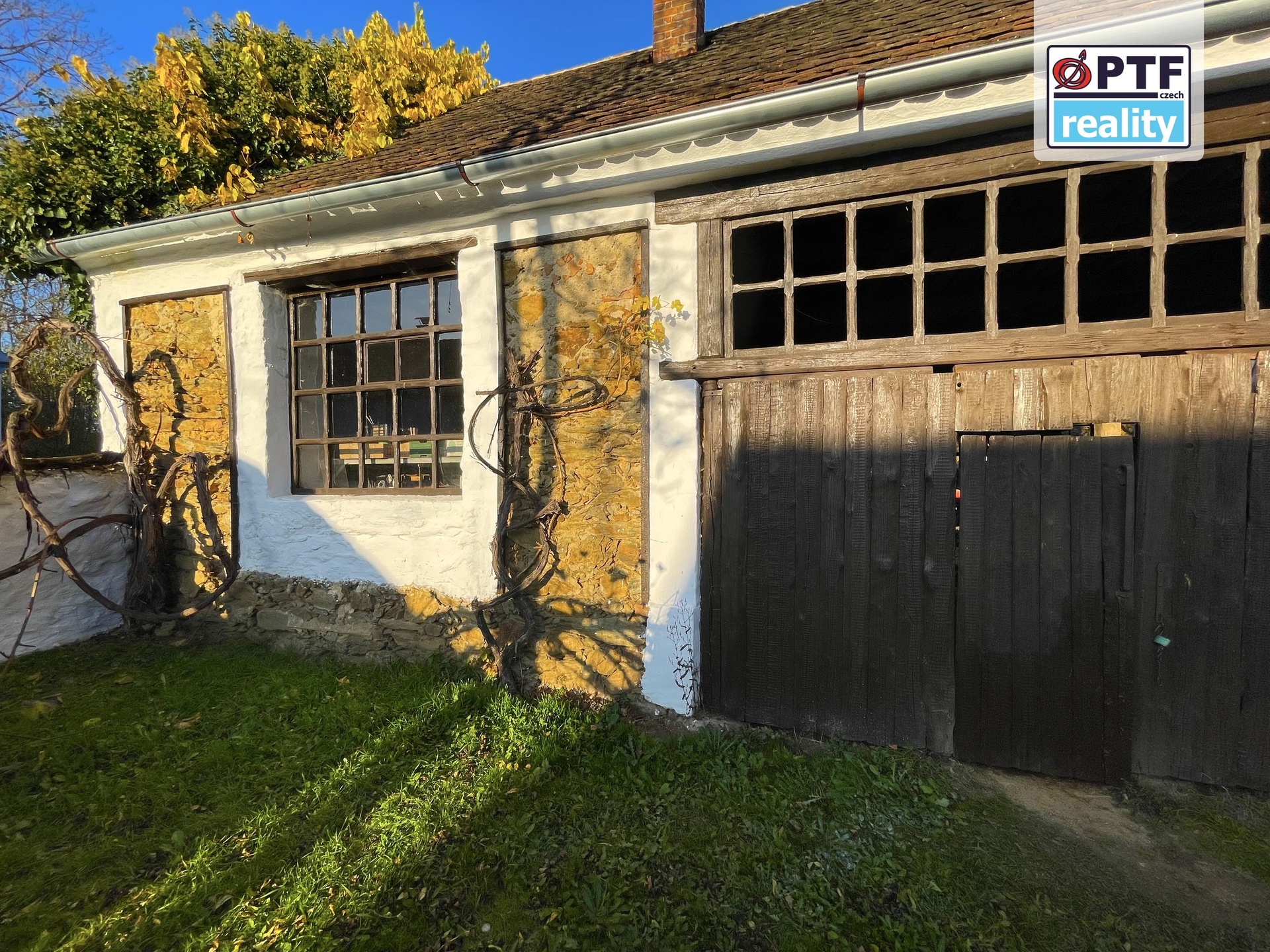 Obytný prostor s krbem