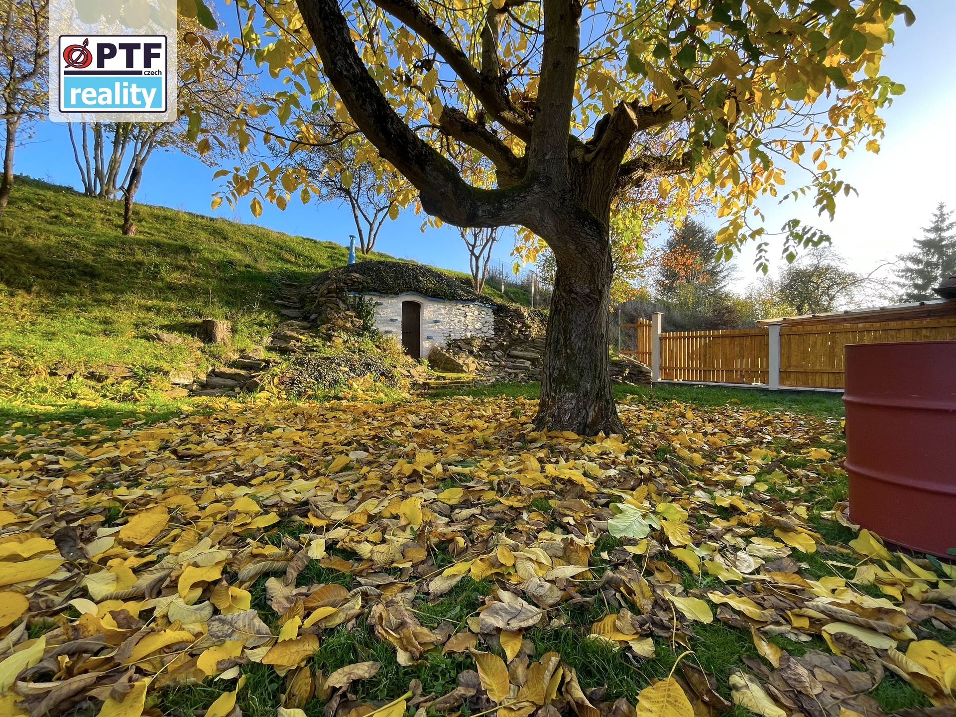 Další pohled na podkrovní prostor